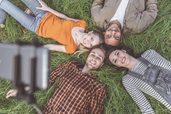 Vyrovnaná mladých lidí selfie na zemi — Stock fotografie