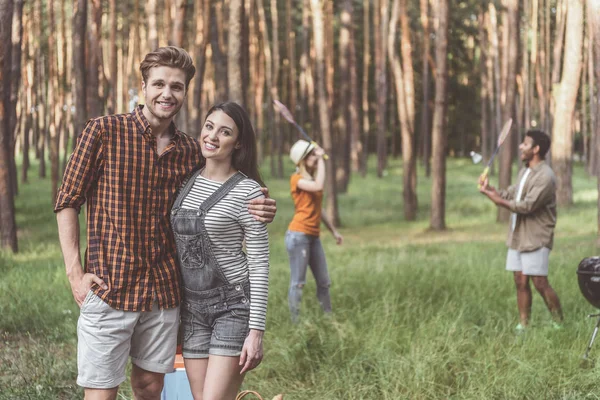 Jovens se divertindo na floresta — Fotografia de Stock