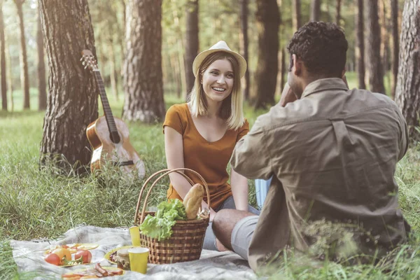 Мужчина фотографирует девушку на пикнике — стоковое фото