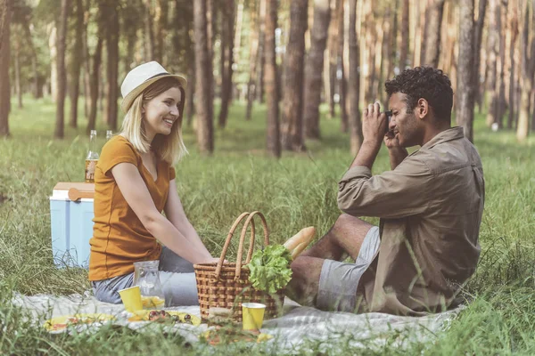 Enamored people relaxing in forest with joy — Stock Photo, Image