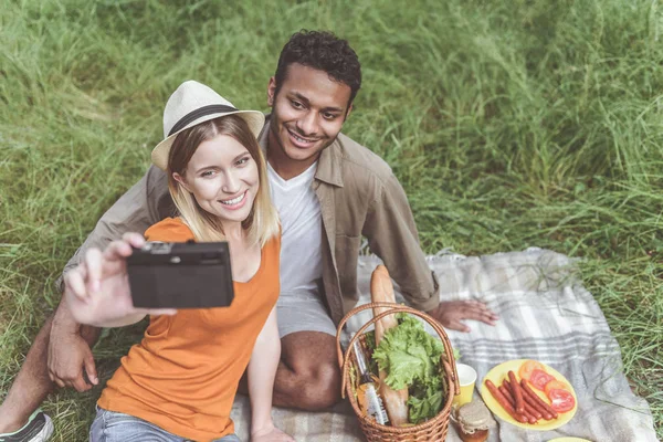 Elégedett pár selfie gyártás a piknik — Stock Fotó