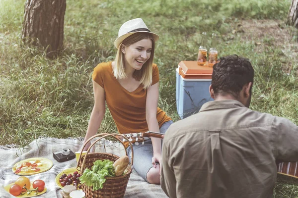 Amantes del contenido disfrutando de picnic y música — Foto de Stock