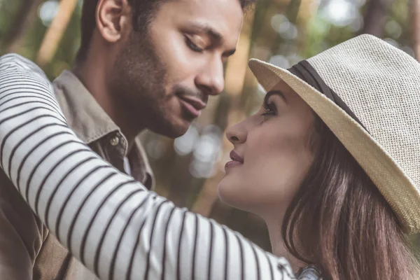 Passionerade människor med datum i naturen — Stockfoto