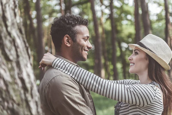 Pareja alegre relajándose en el bosque —  Fotos de Stock