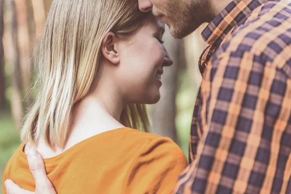 Feliz hombre y mujer amándose — Foto de Stock