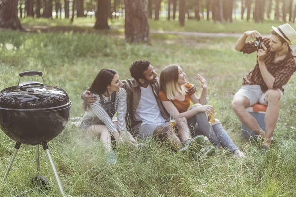 Amigos felizes fazendo foto perto braseiro — Fotografia de Stock