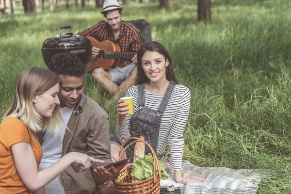 Zorgeloos vrienden hebben goede tijd op een picknick — Stockfoto