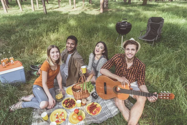 Amigos agradáveis desfrutando da natureza e da música — Fotografia de Stock