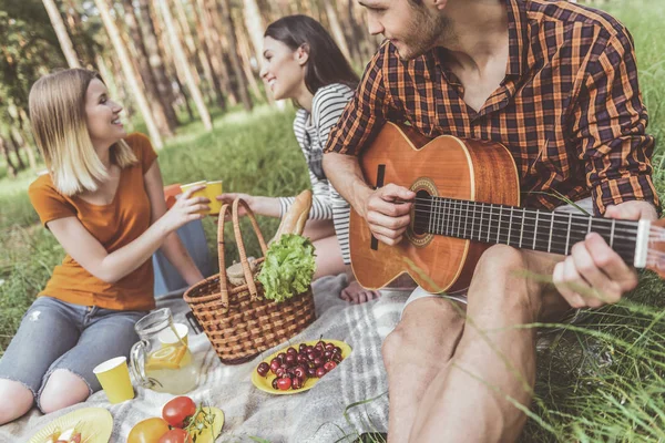 Gente feliz banquete evento en el parque — Foto de Stock