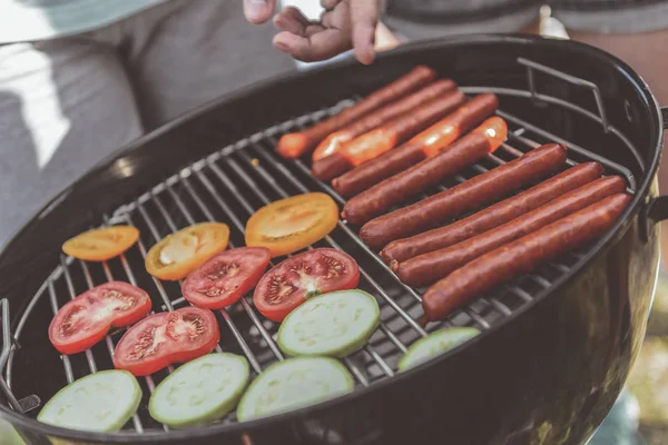 Pessoas preparando churrasco na natureza — Fotografia de Stock