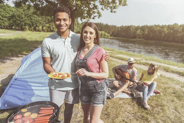 Heureux amis prenant plaisir à se divertir au bord de la rivière — Photo