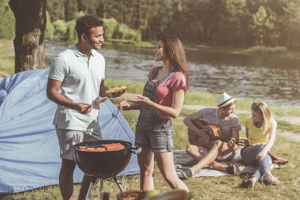 Genoten kampeerders schikken picknick in het bos — Stockfoto