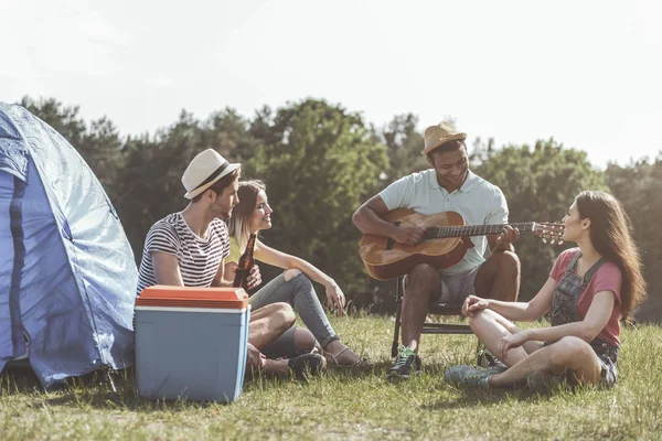 Mannen en vrouwen aangename tijd doorbrengen in het bos — Stockfoto