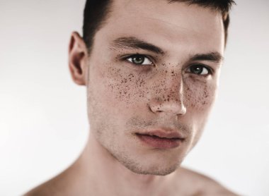 Sakin erkek çamur burun üzerinde olması