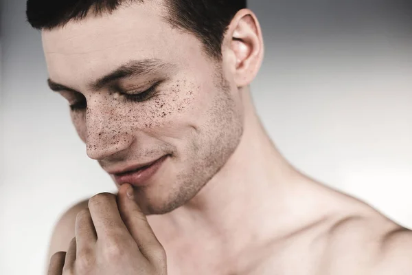 鼻の上の泥を有する送信の男性 — ストック写真