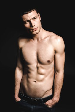 Düşünceli genç adam ellerini gizleme