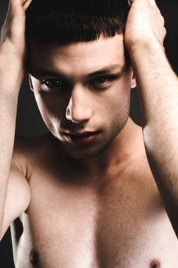 Undistracted erkek kameraya izlerken