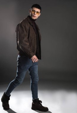 Ağırbaşlı delikanlı gelişen kol