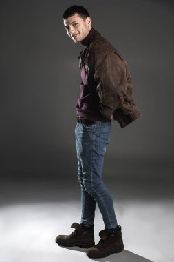 Giden adam silah ceket ile gizlemek