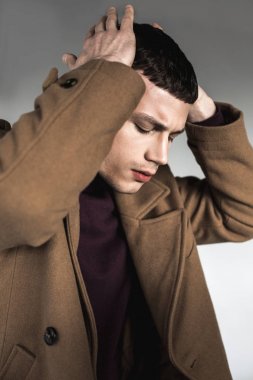 Rezil adam eliyle kafa tutmak