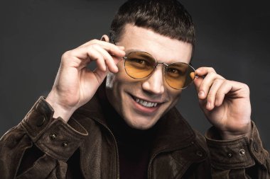 Mutlu erkek Aksesuar koyarak