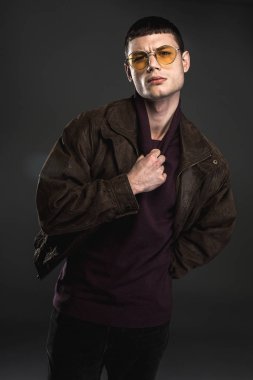 Serin adam kameraya bakan