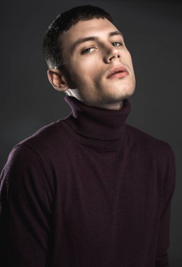 Ciddi adam kendine güveni ifade