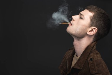 Düşünceli erkek boru sigara dumanı ile