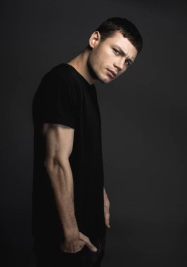 Erkek ileri izliyor ve poz tespit