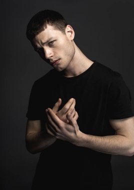 Ayakta ve mimik üzgün adam