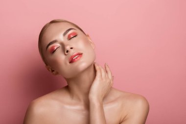 Genç kadının teni spa işlemden sonra