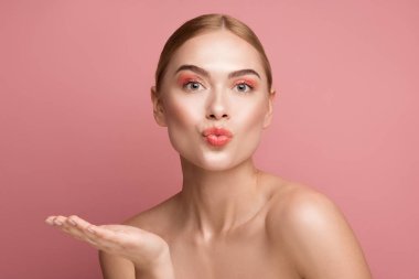 Cilveli kız iyi görünümlü görünümü ile