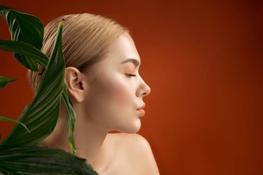 Bakımlı Bayan doğallığı tercih vererek