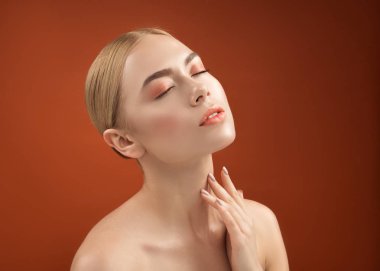 Onun genç bakım derma zevk rahatlatıcı kız