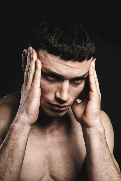 Τρομαγμένοι γυμνός-chested άνθρωπος έχοντας πονοκέφαλος — Φωτογραφία Αρχείου