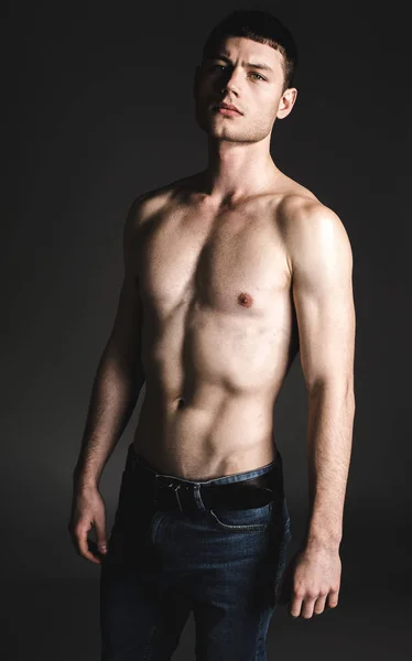 Jovem nu-peito masculino expressando compostura — Fotografia de Stock