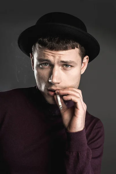 Triste macho manteniendo cigarro en la boca — Foto de Stock