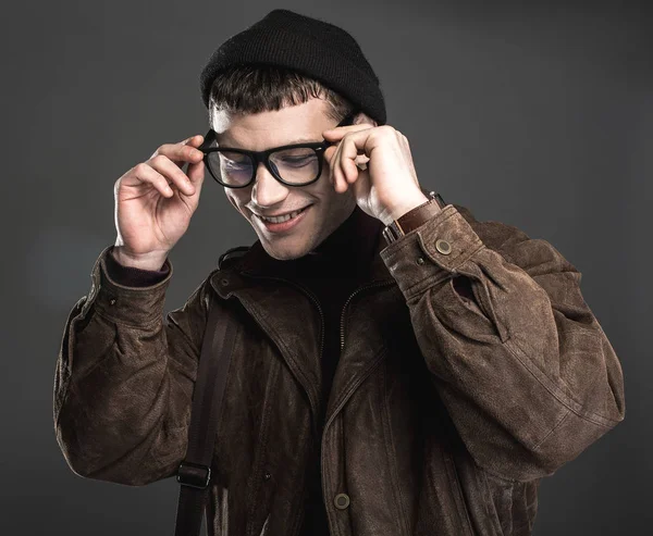 Homme joyeux portant des lunettes modernes — Photo