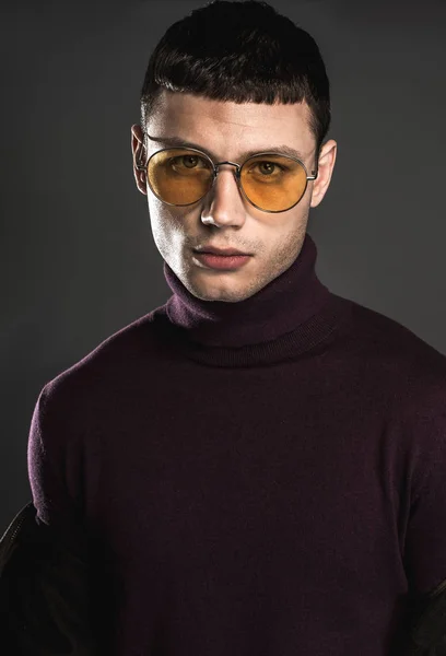 Homme calme avec des lunettes de soleil à la mode — Photo