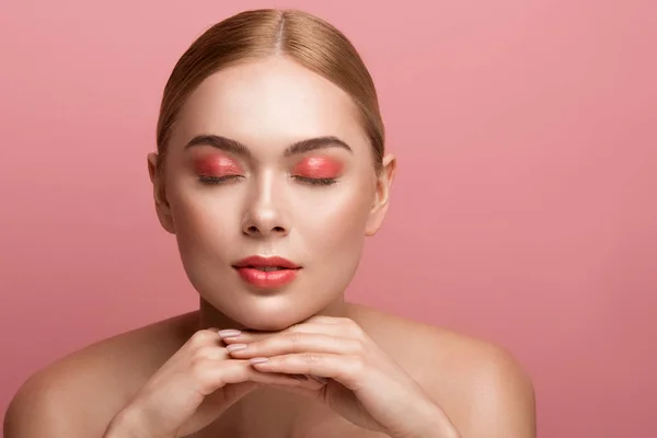 Mooie vrouw toont haar maquillage — Stockfoto