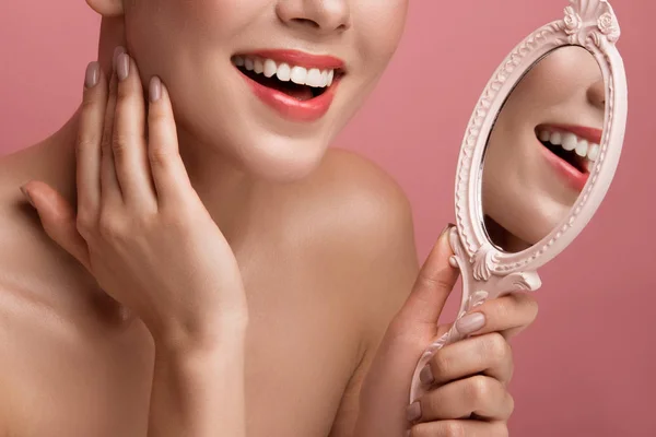 Si krásná dáma drží zrcadlo — Stock fotografie