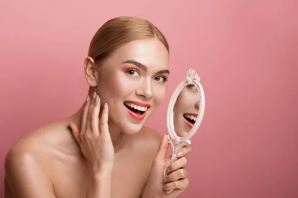 Alegre bonita mulher segurando espelho — Fotografia de Stock