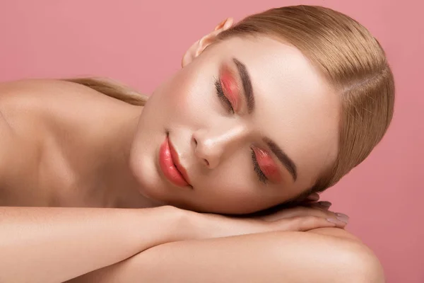 Naakte vrouw ontspannen na massage — Stockfoto