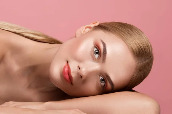 Menina atraente relaxante em seu braço — Fotografia de Stock