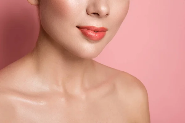 Face feminina sensível com pele macia — Fotografia de Stock