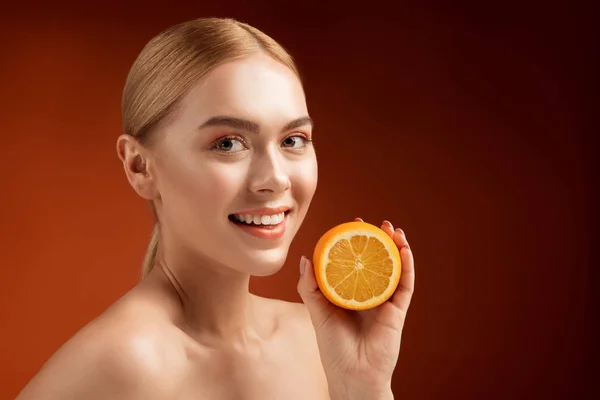 비타민 c가 풍부한 과일로 건강 한 웃는 여자 — 스톡 사진