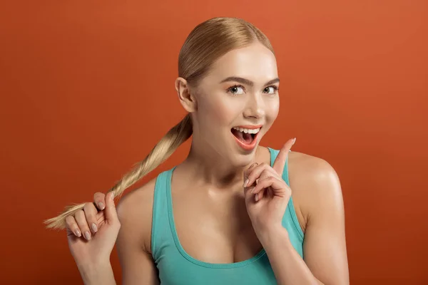 Fröhliche Frau mit gepflegten Haaren — Stockfoto