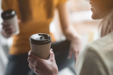 Genç kadın sıcak içecek tüketen