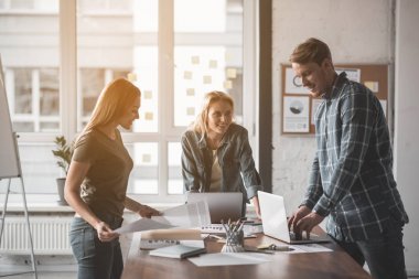 Onların işi zevkle ofis personeli