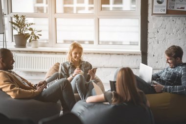 İçerik insanlar iş yerinde rahatlatıcı